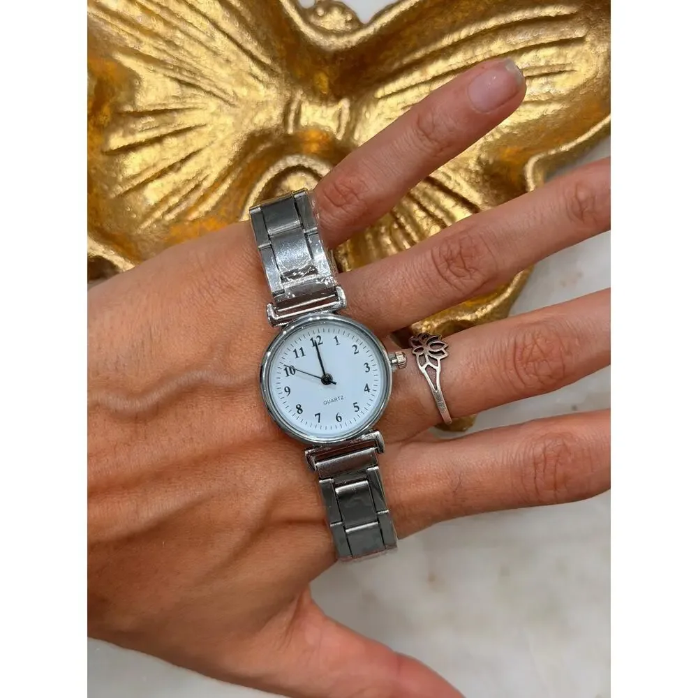 Y2K Silver Round Quartz Watch Minimalist Style Unisex 8.5